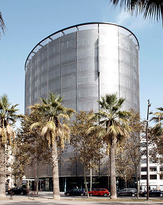 La singular silueta del Barceló Raval recorta el cielo barcelonés