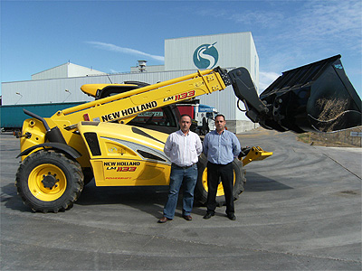 La telescópica LMI 133 de New Holland trabajando en una industria arrocera extremeña