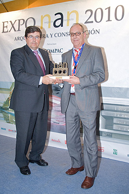 La mini excavadora E10SR de New Holland Construction gana el premio NAN 2010 en la categoría de Maquinaria
