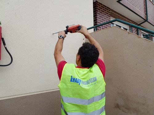 Vecinos de Soria y de Pamplona inyectan ahorro en sus hogares aislando sus casas