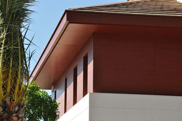 Revestimiento exterior de Mobelmol. A base de placa maciza de resinas