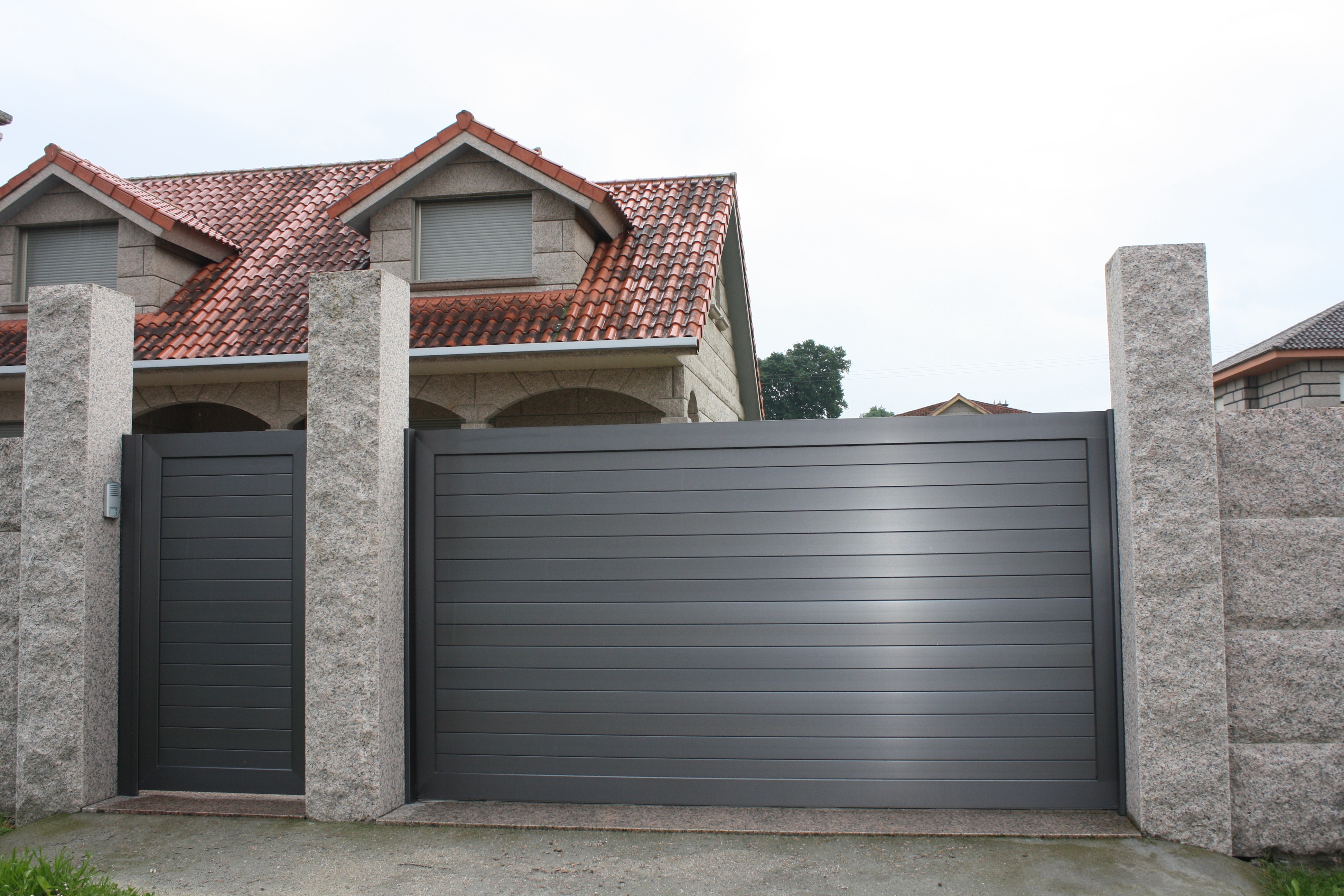 Sistema de perfiles de aluminio para la fabricación de vallas y puertas