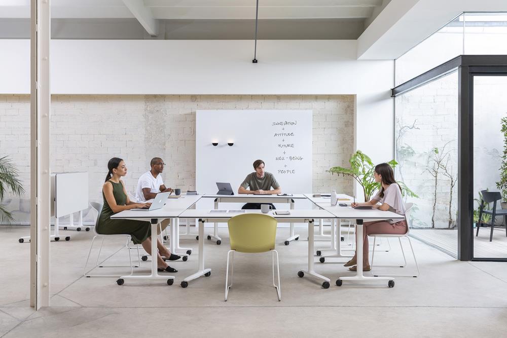 Whass, la silla super apilable de Actiu para espacios multiusos