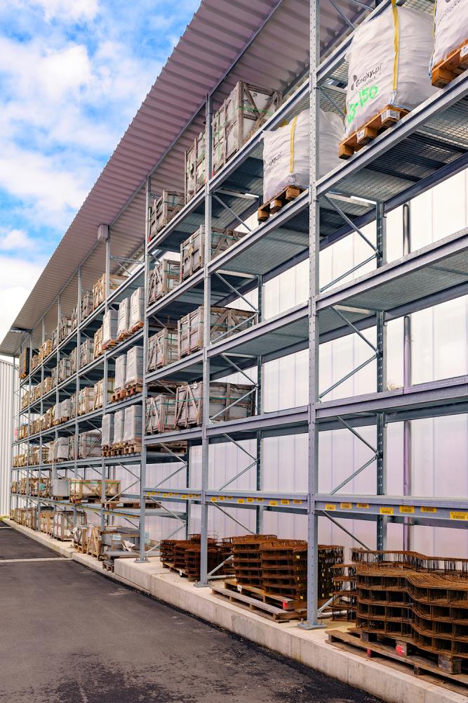 Kraft Baustoffe construye un almacén al aire libre con estanterías de
